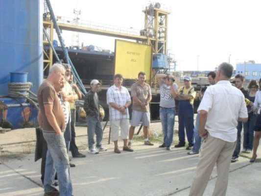 Salariaţii CFR Ferry Boat aşteaptă să-şi ia banii